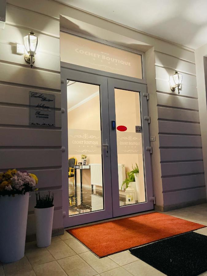 ホテル Cochet Boutique Târgu Jiu エクステリア 写真