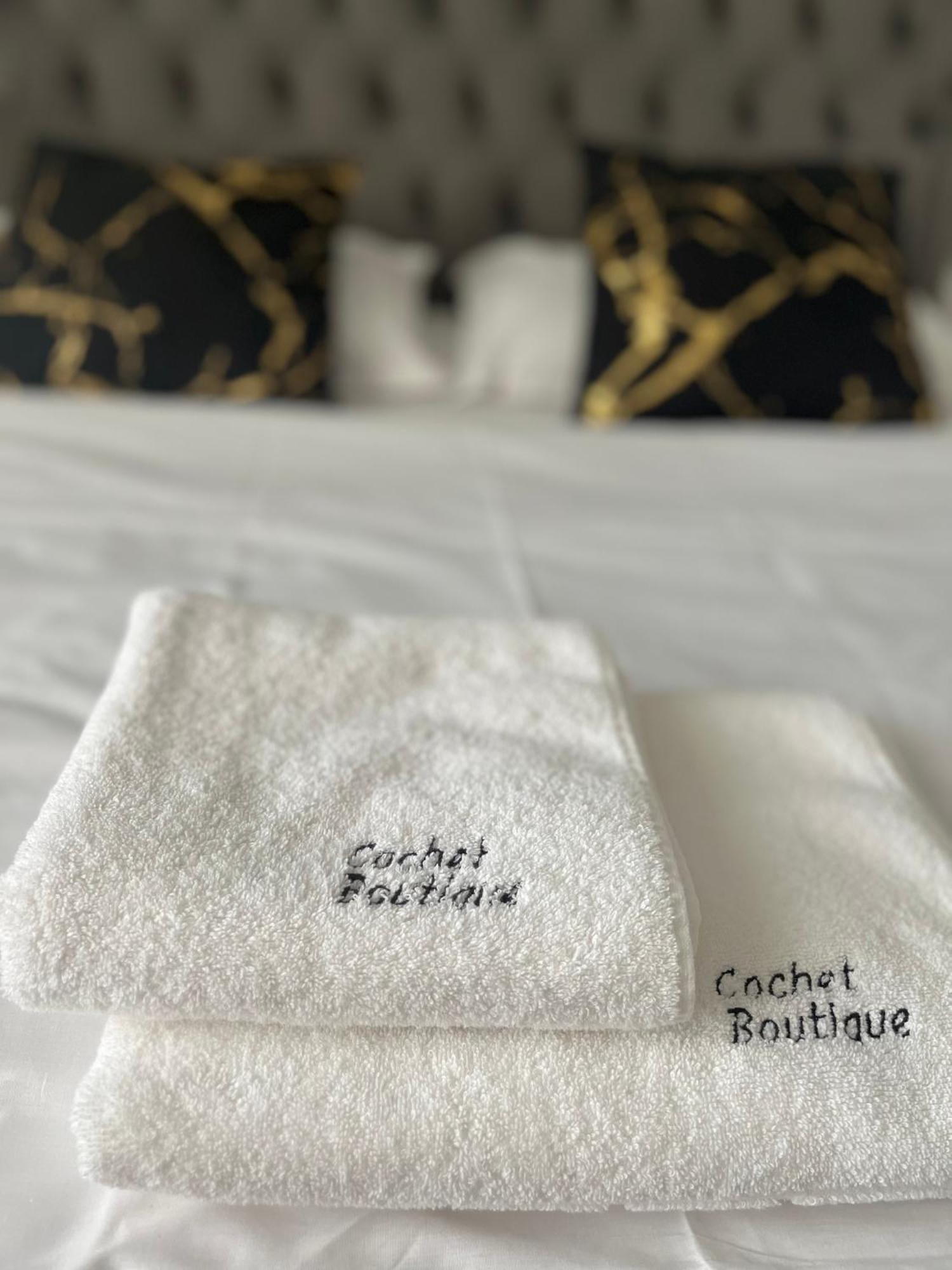ホテル Cochet Boutique Târgu Jiu エクステリア 写真