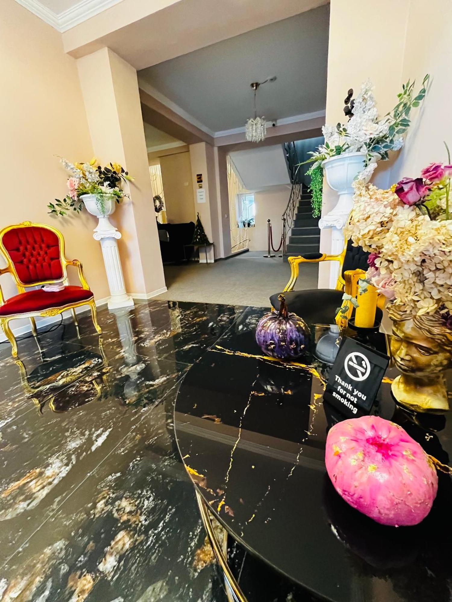 ホテル Cochet Boutique Târgu Jiu エクステリア 写真