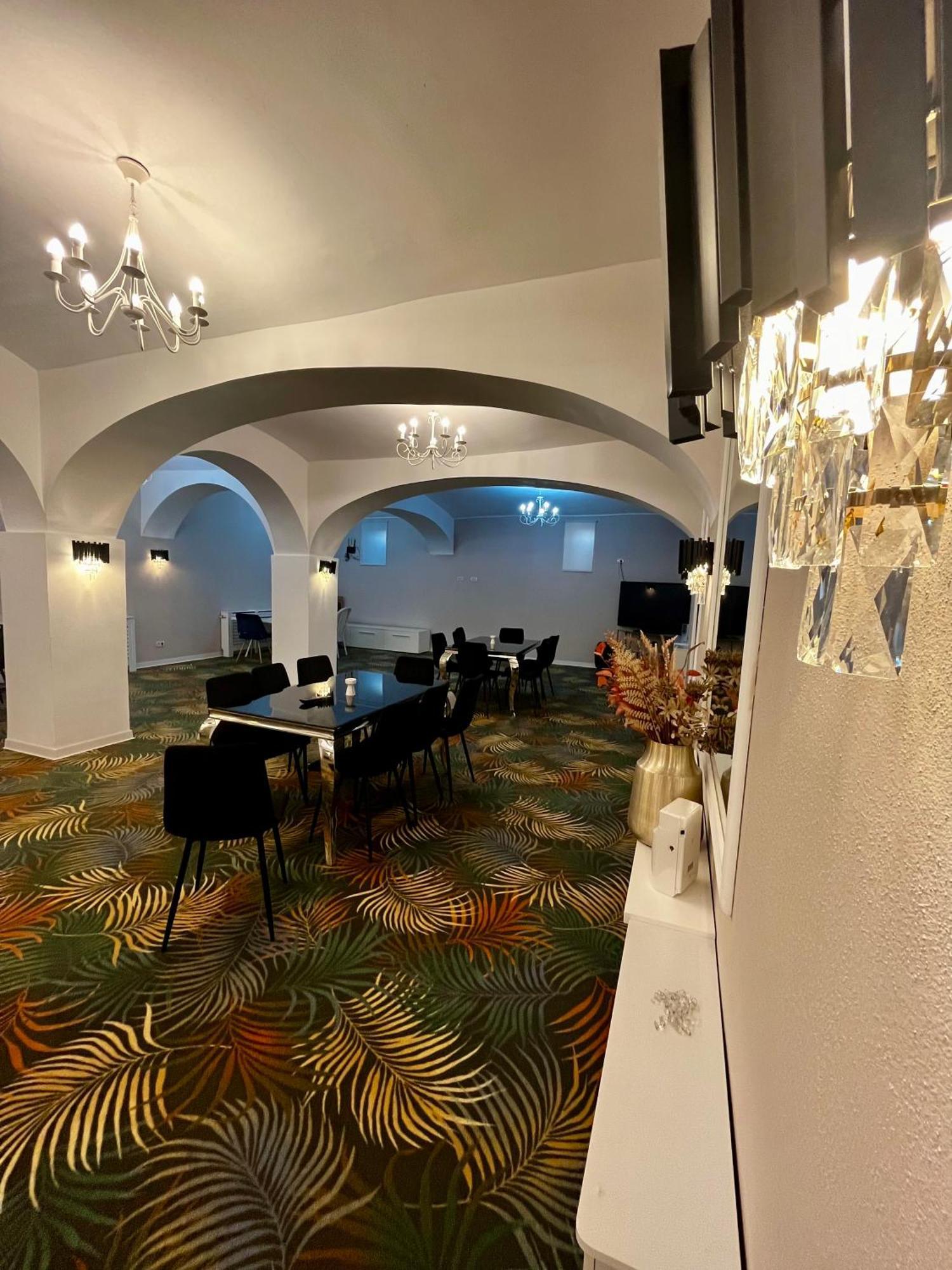 ホテル Cochet Boutique Târgu Jiu エクステリア 写真